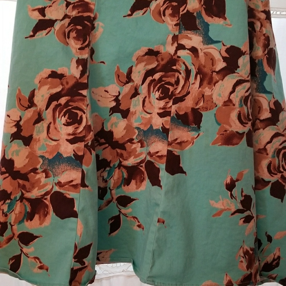 Very pretty, dressy ,  Feminine skirt
